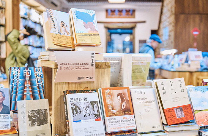 郭怡美書店藏書涵蓋文史哲、地方文化、社會科學等多樣主題。