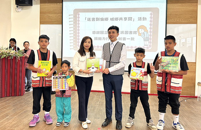 國資圖送書至南投縣仁愛鄉力行國小，與學校交流互動。