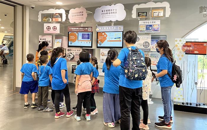 導覽人員向參訪學校師生講解數位資源及電子書。