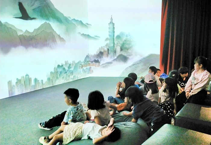 新竹縣五峰鄉桃山國小師生參觀「神出鬼沒:新媒體藝術展」。