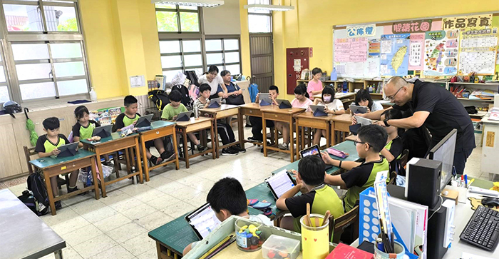 國資圖前往彰化縣北斗鎮大新國小並入班教學，推廣教育雲電子書，協助師生運用線上資源在雲端學習。