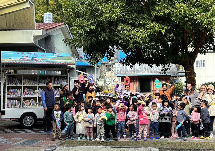 尖石鄉圖結合行動書車,舉辦嬰幼兒串聯活動「動物兒歌聖誕派對」。
