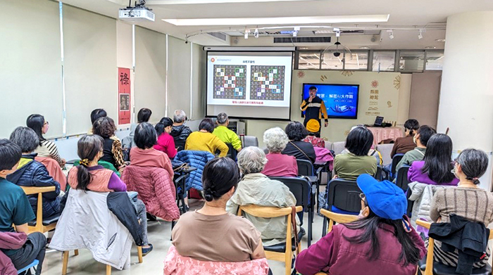 2024年因應AI浪潮,以「AI與數位素養」為主題,為樂齡族群安排講座。