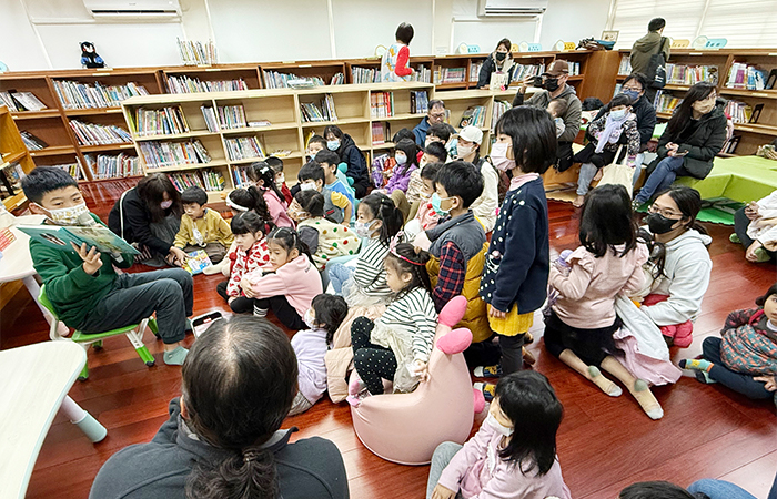 湖西鄉圖舉辦「親子共讀好時光」,由大孩子說故事給小朋友聽。