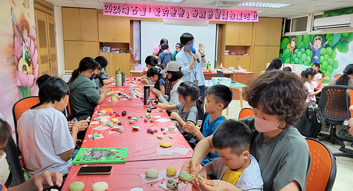 為更增進親子感情，湖西鄉圖辦理料理活動，也為館方未來的生活實驗基地奠定基礎。