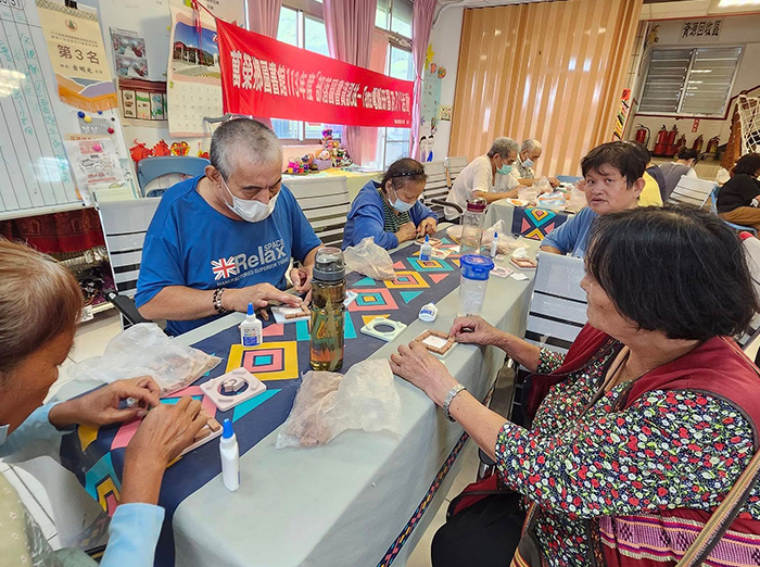 萬榮鄉圖在見晴文健站舉行「Tama電腦研習及DIY活動」,讓長者探索科技及體驗DIY手作砌磚。