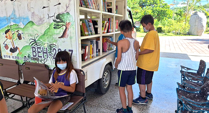 延平鄉圖透過行動圖書車至鸞山國小駐點，期許閱讀逐漸融入孩子的日常。