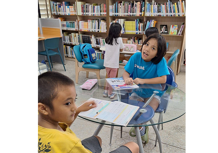 延平鄉圖不僅提供借閱服務,也發揮輔導與照顧功能,提供孩子們課後寫作業的環境。