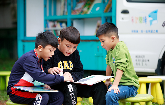 孩子們認為書車像藍鵲一樣,翅膀打開後藏滿了書。