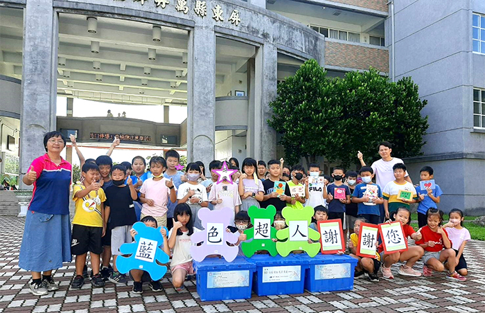 台灣閱讀文化基金會長年與新竹物流合作，化身「藍色超人」送書至學校。
