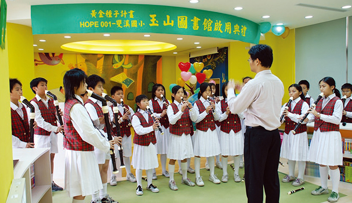 第1座玉山圖書館為嘉義縣朴子市雙溪國小，小朋友於啟用典禮表演。