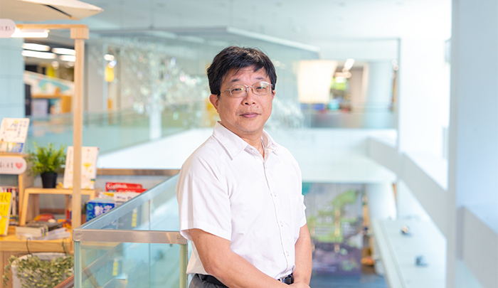 賴和隆在教學過程有系統地引導學生操作AI工具，例如ChatGPT、Perplexity與Claude等平台，培養學生資訊判讀與提問能力。
