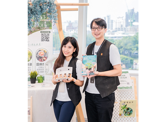 青少年閱覽區提供4萬冊以上的中西文館藏、期刊與漫畫，滿足年輕讀者閱讀需求。