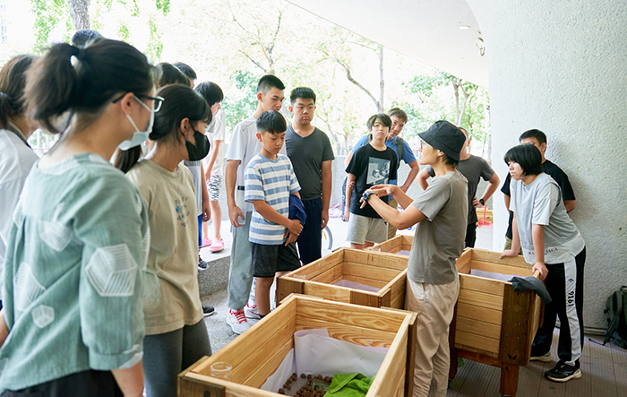 「書香小花園」邀請園藝、農藝老師帶領青少年認識土壤，親手製作木製菜箱與熱堆肥，從做中學，親身體驗「永續」意涵。