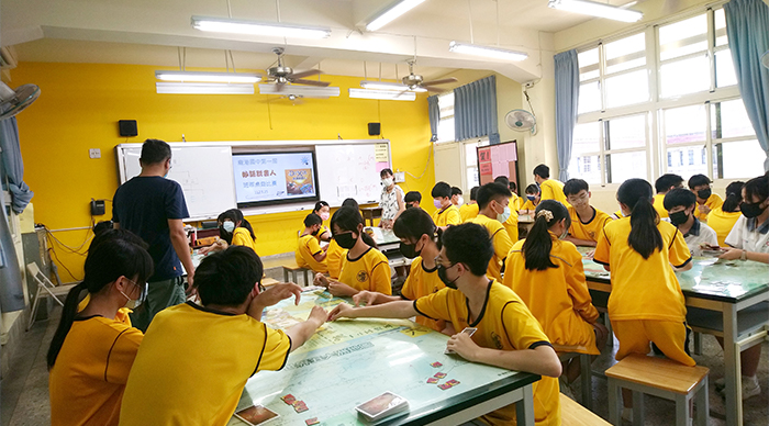 鹿港國中「妙語說書人班際桌遊賽」考驗學生的理解力與記憶力，也在遊戲中激發創造力與表達能力。