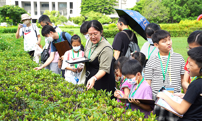 2025年「親子夏日小學堂」以植物為主題，透過觀察、手作與種植體驗，深化閱讀與生活的連結。