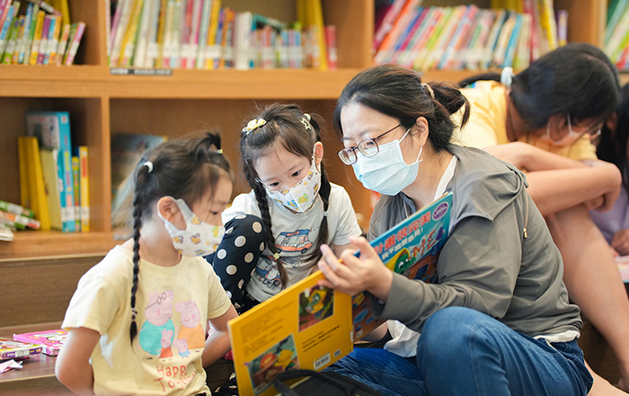 「閱讀」成為親子之間的橋梁，孩子在家長的陪伴下沉浸於書香之中。
