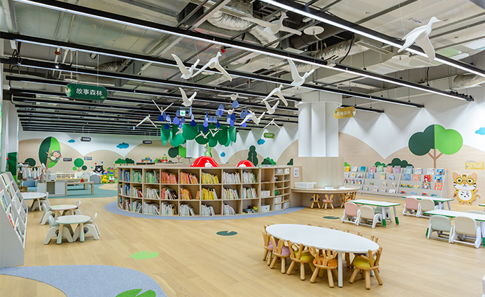 南市圖新總館「五感探索區」專為0至5歲嬰幼兒設計，結合「說、唱、讀、寫、玩」五大主題，讓孩子彷彿置身於「會動的繪本」。