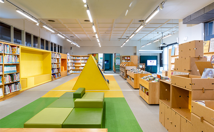 寬敞明亮的「文學樂園」,有超過上萬本兒童與青少年書籍、精心規劃的特展與饒富趣味的體感遊戲區。