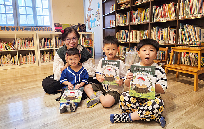 2樓左側為原畫展示區,右側則是小房子書舖的圖書室,提供各類繪本與兒少文學書籍借閱,也收藏文史哲、科學及外文書。