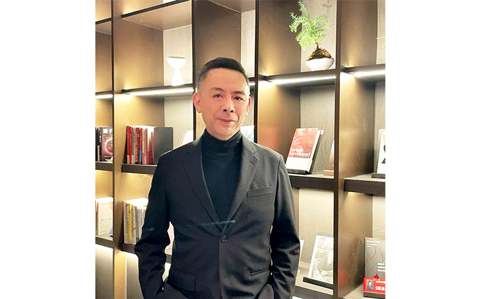 忠信認為,當AI能瞬間回答百科全書式的提問,圖書館必須重新思考場域的不可替代性。2023年與國資圖合作打造全臺首位智慧館員「曉書」,為讀者提供嶄新的使用體驗。
