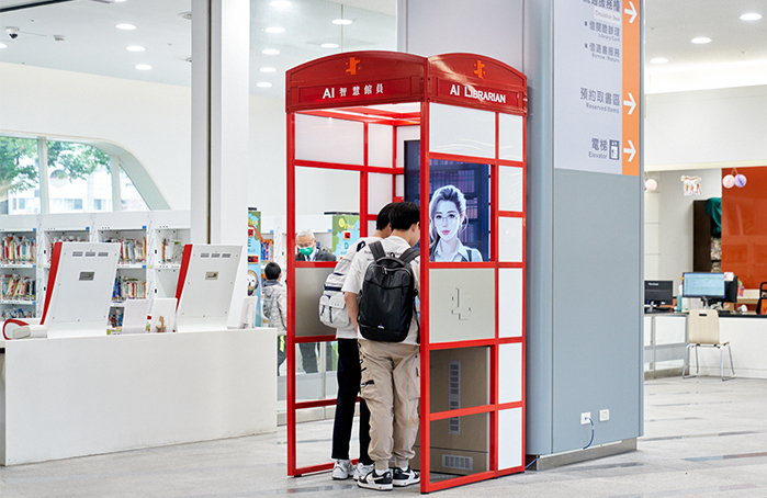 忠信認為,當AI能瞬間回答百科全書式的提問,圖書館必須重新思考場域的不可替代性。2023年與國資圖合作打造全臺首位智慧館員「曉書」,為讀者提供嶄新的使用體驗。