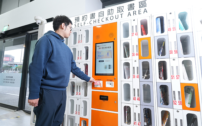 青埔智慧科技分館以「智慧科技×閱讀創新」為核心,為市民打造具未來感的智慧圖書館,其中「機器人預約自助取書區」是全臺圖書館首創,將工業級機器手臂引入圖書館服務。