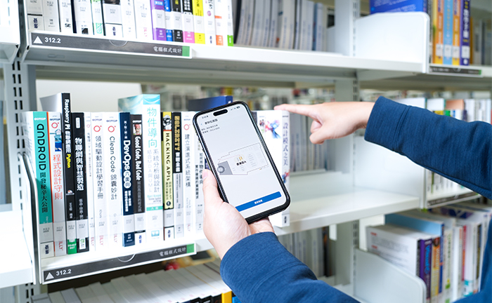 「智慧尋書導引系統」結合手機App,能啟動館內地圖,指引讀者找到目標書區。