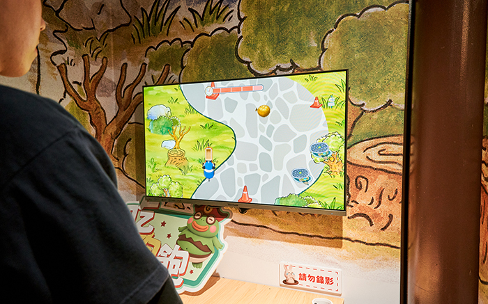 展覽結合遊戲闖關、AI生成等數位技術,民眾不僅可以闖關解任務,還能以AI生成的分身角色,沉浸體驗繪本的世界。