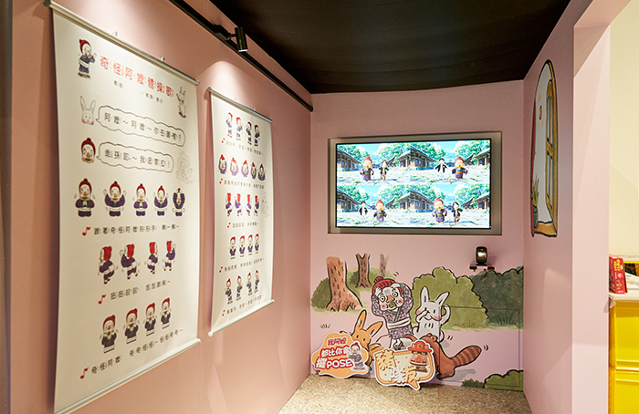 《小兔子的奇怪阿嬤》是信子創作的起點,這本作品也在展覽中以遊戲呈現,邀請玩家與奇怪阿嬤一齊做體操。