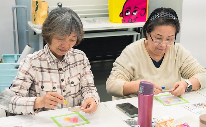 「樂齡繪本創作工作坊」透過一系列課程帶領長輩從文字、色彩到手作,將回憶中的小故事,轉化為屬於自己的繪本作品。