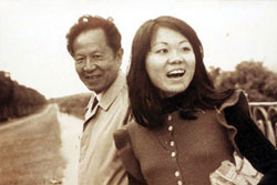 陳慧坤到法國看就讀巴黎音樂學院的陳郁秀，身為人父的他堅持彈鋼琴的手不可以做粗活，所以父女倆常為了做家事而爭執。