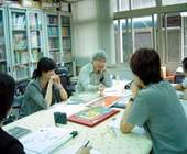 為鼓勵本土圖晝書創作人才，徵奬過程既謹慎又嚴格。圖為第6屆國語兒童文學牧笛奬評審過程(圖為國語日報社提供)