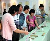 地方生活學習中心營造員許繼正不僅協助地方文史資料的建立,也扮演活絡圖書館功能的角色。