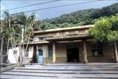 泰山車站的鐵道路基比站房還高