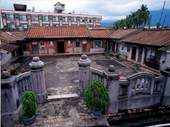 鍾家萬成祖堂為傳統客家三合院,建於1894年。