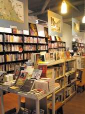 布置溫馨的書店,專賣文史哲藝術與童書類書籍。