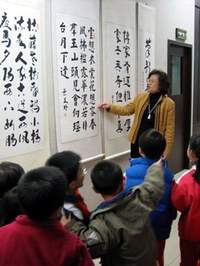 館內展出市民大學師生書畫展。托兒所老師帶領小朋友一同念詩，極具教育意義。