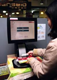 利用RFID借書證，可自行辦理書的借還手續。(本刊資料室)