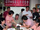 邱瑞寅老師(中位坐者)懷抱著熱情與用心帶領讀書會。