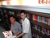 沙鹿鎮立深波圖書館以電影講痤、延伸閱讀，促進館內書籍流通。圖右起為館長陳錫冬、講師劉森堯。(沙鹿鎮立深波圖利提供)