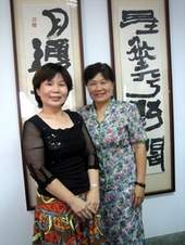 館長蔡香君(左)與前館長石英美(右)，長期推動岡山藝文活動，功不可没。