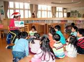到兒童室聽故事，醞釀閱讀的幼苗。(岡山鎮圖書館提供)
