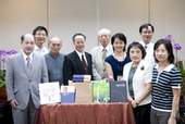 神奈川文學館館長(右五)、展覽副課長(右一)。