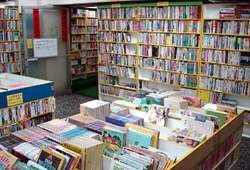 店主小劉最大的樂趣就是邊整理、邊看書。