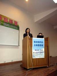 師大圖資所所長陳昭珍在「公共圖書館創新服務成長營─中區研習」時，分享數位圖書館的圖像。(鄭懿瀛攝)