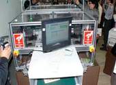 國中圖新購國內圖書館第一部自動圖書分檢機,民眾還的書由輸送帶從前方入口處送進分檢機,可以節省不少人力。