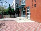 改迼後的大門側視情形/ 去除原本的凹入設計,讓門庭個變寛敞開闊。