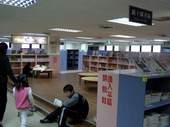 圖書館中各種藏書與館室齊備，陳設上讓人有一種溫馨的感覺。