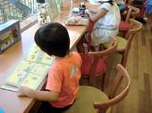 在書店中，提供了一個明亮、清新的小朋友閱讀空間。